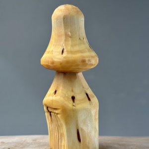 Ciupercă decorativă din lemn de pin  sculptură artizanală finisată cu ulei de in bio -  - Artynos.ro
