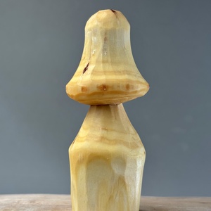 Ciupercă decorativă din lemn de pin  sculptură artizanală finisată cu ulei de in bio -  - Artynos.ro