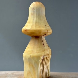 Ciupercă decorativă din lemn de pin  sculptură artizanală finisată cu ulei de in bio -  - Artynos.ro