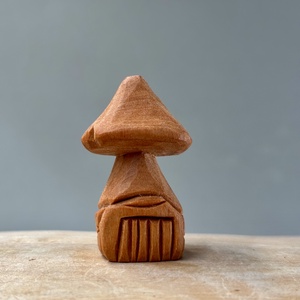 Căsuță ciupercă miniaturală din lemn de cireș, sculptată manual  decor rustic cu detalii din piatră și ușă veche, , Prelucrarea lemnului, Sculptură, ARTYNOS