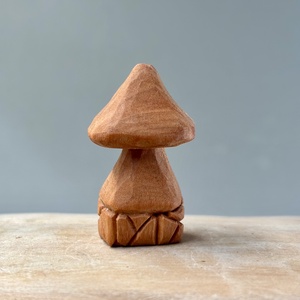 Căsuță ciupercă miniaturală din lemn de cireș, sculptată manual  decor rustic cu detalii din piatră și ușă veche -  - Artynos.ro