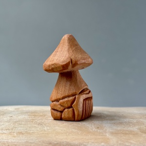 Căsuță ciupercă miniaturală din lemn de cireș, sculptată manual  decor rustic cu detalii din piatră și ușă veche -  - Artynos.ro