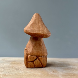 Căsuță ciupercă miniaturală din lemn de cireș, sculptată manual  decor rustic cu detalii din piatră și ușă veche -  - Artynos.ro