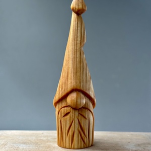 Vrăjitor sculptat din lemn de tei - figurină unicat - accesorii de crăciun - cadou tematic de moș crăciun, decorațiuni - decor de interior moș crăciun - Artynos.ro