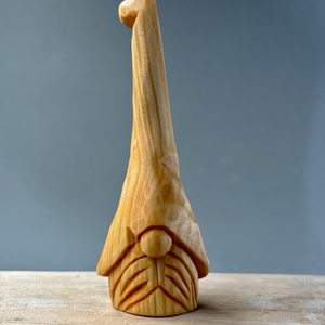 Vrăjitor sculptat din lemn de tei - figurină unicat - Artynos.ro
