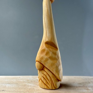 Vrăjitor sculptat din lemn de tei - figurină unicat - accesorii de crăciun - cadou tematic de moș crăciun, decorațiuni - decor de interior moș crăciun - Artynos.ro