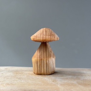 Ciupercuță căsuță sculptată manual din lemn de tei  decor rustic și natural -  - Artynos.ro