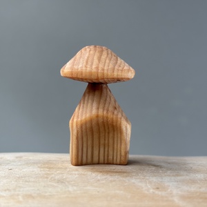 Ciupercuță căsuță sculptată manual din lemn de tei  decor rustic și natural -  - Artynos.ro