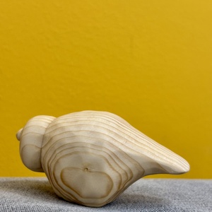 Pasăre stilizată din lemn de pin, sculptură mică decorativă  finisaj cu ulei mineral -  - Artynos.ro