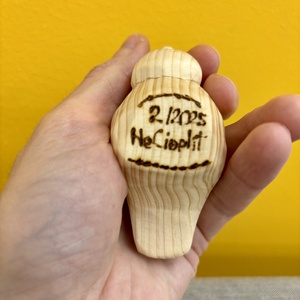Pasăre stilizată din lemn de pin, sculptură mică decorativă  finisaj cu ulei mineral -  - Artynos.ro