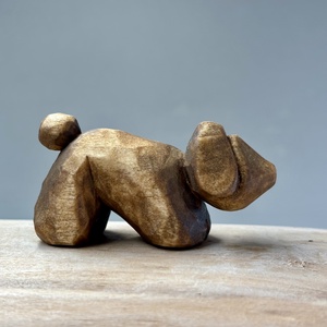 Cățeluș decorativ din lemn de tei  sculptură artizanală - Artynos.ro