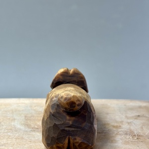 Cățeluș decorativ din lemn de tei  sculptură artizanală - accessorii și unelte - accesorii decorative - figurine - Artynos.ro