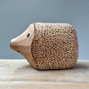 Arici decorativ sculptat manual din lemn de paltin  pirogravat și finisat cu ulei mineral - accessorii și unelte - accesorii decorative - figurine - Artynos.ro
