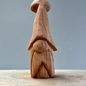 Gnom mic sculptat manual din lemn de cireș  - Artynos.ro