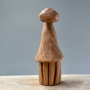Gnom mic sculptat manual din lemn de cireș  - accesorii de crăciun - cadou tematic de moș crăciun, decorațiuni - cadouri de moș crăciun - Artynos.ro