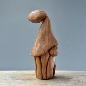 Gnom mic sculptat manual din lemn de cireș  - accesorii de crăciun - cadou tematic de moș crăciun, decorațiuni - cadouri de moș crăciun - Artynos.ro