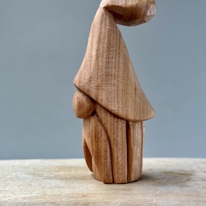 Gnom mic sculptat manual din lemn de cireș  - accesorii de crăciun - cadou tematic de moș crăciun, decorațiuni - cadouri de moș crăciun - Artynos.ro