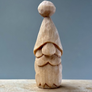 Gnom mic din lemn de tei  sculptură artizanală rustică - Artynos.ro