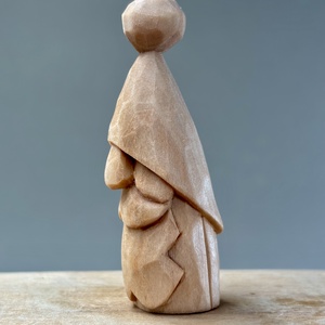 Gnom mic din lemn de tei  sculptură artizanală rustică - accesorii de crăciun - cadou tematic de moș crăciun, decorațiuni - cadouri de moș crăciun - Artynos.ro