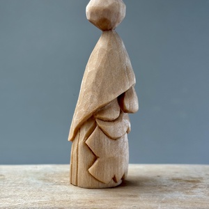 Gnom mic din lemn de tei  sculptură artizanală rustică - accesorii de crăciun - cadou tematic de moș crăciun, decorațiuni - cadouri de moș crăciun - Artynos.ro