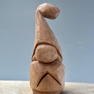 Gnom din lemn de stejar cu caciula  figurina sculptata manual, decor rustic din lemn natural - Artynos.ro
