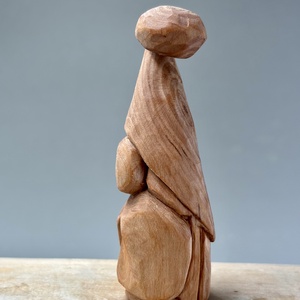 Gnom din lemn de stejar cu căciulă  figurină sculptată manual, decor rustic din lemn natural - accesorii de crăciun - cadou tematic de moș crăciun, decorațiuni - decor de interior moș crăciun - Artynos.ro