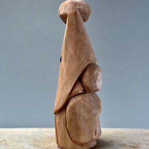 Gnom din lemn de stejar cu căciulă  figurină sculptată manual, decor rustic din lemn natural - accesorii de crăciun - cadou tematic de moș crăciun, decorațiuni - decor de interior moș crăciun - Artynos.ro
