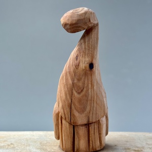 Gnom din lemn de stejar cu căciulă  figurină sculptată manual, decor rustic din lemn natural - accesorii de crăciun - cadou tematic de moș crăciun, decorațiuni - decor de interior moș crăciun - Artynos.ro