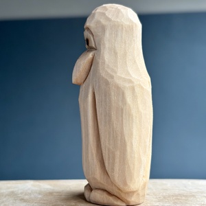 Pinguin cioplit manual din lemn de tei  mini sculptură decorativă finisată cu ulei mineral - accesorii de crăciun - cadou tematic de moș crăciun, decorațiuni - costum moș crăciun - Artynos.ro