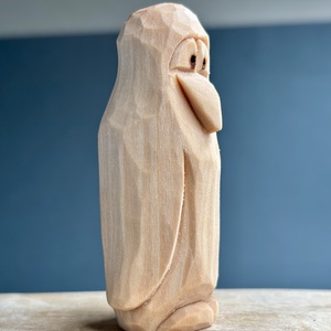 Pinguin cioplit manual din lemn de tei  mini sculptură decorativă finisată cu ulei mineral - accesorii de crăciun - cadou tematic de moș crăciun, decorațiuni - costum moș crăciun - Artynos.ro