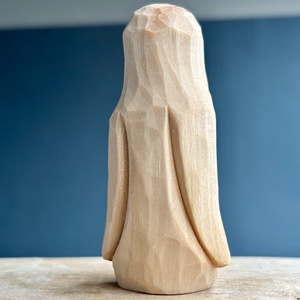 Pinguin cioplit manual din lemn de tei  mini sculptură decorativă finisată cu ulei mineral - accesorii de crăciun - cadou tematic de moș crăciun, decorațiuni - costum moș crăciun - Artynos.ro