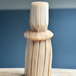 Gnom cu joben cioplit manual din lemn de tei  mini sculptură decorativă finisată cu ulei mineral - accesorii de crăciun - cadou tematic de moș crăciun, decorațiuni - cadouri de moș crăciun - Artynos.ro