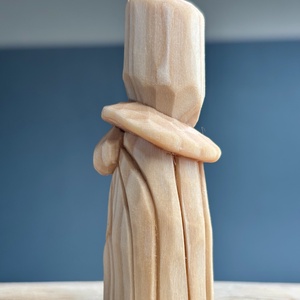 Gnom cu joben cioplit manual din lemn de tei  mini sculptură decorativă finisată cu ulei mineral - accesorii de crăciun - cadou tematic de moș crăciun, decorațiuni - cadouri de moș crăciun - Artynos.ro