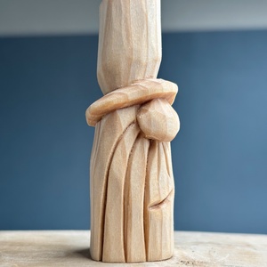 Gnom cu joben cioplit manual din lemn de tei  mini sculptură decorativă finisată cu ulei mineral - accesorii de crăciun - cadou tematic de moș crăciun, decorațiuni - cadouri de moș crăciun - Artynos.ro