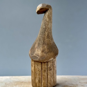 Gnom din lemn de tei sculptat manual  finisaj nuc - accesorii de crăciun - cadou tematic de moș crăciun, decorațiuni - cadouri de moș crăciun - Artynos.ro