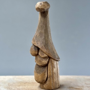 Gnom din lemn de tei sculptat manual  finisaj nuc - accesorii de crăciun - cadou tematic de moș crăciun, decorațiuni - cadouri de moș crăciun - Artynos.ro