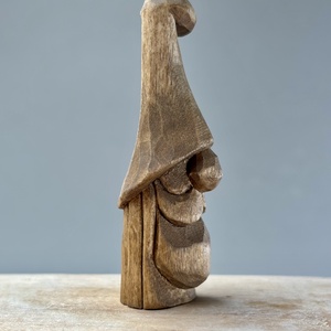 Gnom din lemn de tei sculptat manual  finisaj nuc - accesorii de crăciun - cadou tematic de moș crăciun, decorațiuni - cadouri de moș crăciun - Artynos.ro
