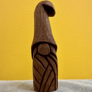 Vrajitor din lemn de mahon 10 cm � figurina sculptata manual, finisata cu ceara de albine - Artynos.ro