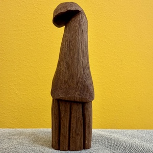 Vrăjitor din lemn de mahon 10 cm � figurină sculptată manual, finisată cu ceară de albine - arte vizuale și accesorii  - sculptură - statuie lemn - Artynos.ro