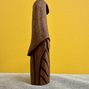 Vrăjitor din lemn de mahon 10 cm � figurină sculptată manual, finisată cu ceară de albine - arte vizuale și accesorii  - sculptură - statuie lemn - Artynos.ro