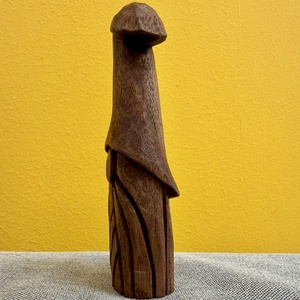 Vrăjitor din lemn de mahon 10 cm � figurină sculptată manual, finisată cu ceară de albine - arte vizuale și accesorii  - sculptură - statuie lemn - Artynos.ro