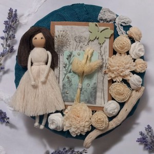 Coroană turcoaz din iută cu păpușă macramé și flori din hârtie vintage -  - Artynos.ro