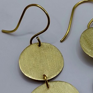 Cercei minimaliști din alamă - bijuterii - cercei hoops - Artynos.ro Cercei minimaliști din alamă - bijuterii - cercei hoops - Artynos.ro