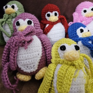 Pinguini crosetati, Jucarii si echipamente pentru copii, Plusuri, Figurine de plus, Crosetat, Cusatura, ●Materiale folosite: fir de bumbac, melana speciala pentru umplutura 
●Dimensiuni: aprox. 12-13 cm ..., ARTYNOS