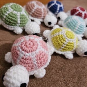 Breloc broscuță țestoasă croșetat - genți și portofele - accesorii genți - breloc - Artynos.ro