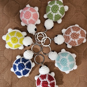 Breloc broscuta testoasa crosetat, Genti si portofele, Accesorii genti, Breloc, Crosetat, Cusatura, ● Materiale folosite: fir de bumbac, melana speciala pentru umplutura 
●Dimensiuni: aprox. 9 cm 
●D..., ARTYNOS