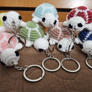 Breloc broscuță țestoasă croșetat - genți și portofele - accesorii genți - breloc - Artynos.ro