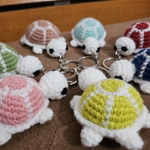 Breloc broscuță țestoasă croșetat - genți și portofele - accesorii genți - breloc - Artynos.ro