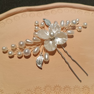 Pieptan par perle albe sidefate - accesorii nuntă - ornamente de păr de nuntă - ornamente de păr mireasă - Artynos.ro
