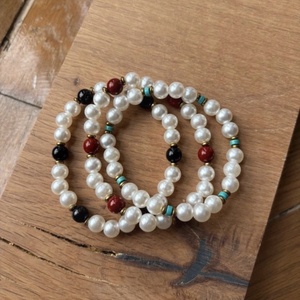 White and stones - Artynos.ro